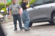 三明一女子脚踹保安后被反手扇一耳光，警方：已在查处此事