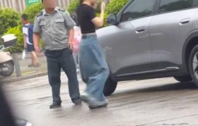 三明一女子脚踹保安后被反手扇一耳光，警方：已在查处此事