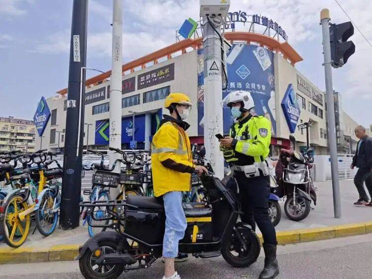 来沪游客吐槽“走路也罚款”！上海交管还原真相：占用非机动车道行走，轻微首违仅予警告，有法度有温度
