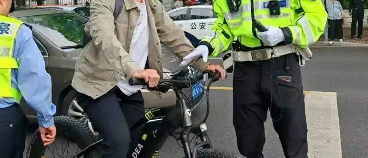 来沪游客吐槽“走路也罚款”！上海交管还原真相：占用非机动车道行走，轻微首违仅予警告，有法度有温度