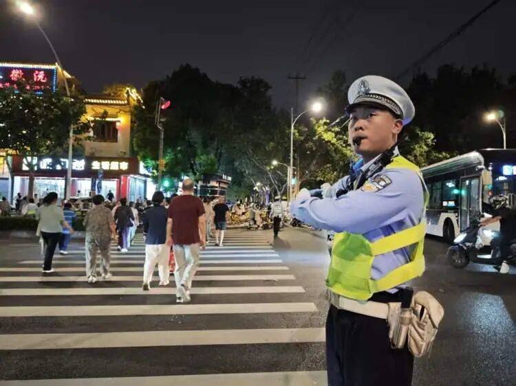 来沪游客吐槽“走路也罚款”！上海交管还原真相：占用非机动车道行走，轻微首违仅予警告，有法度有温度